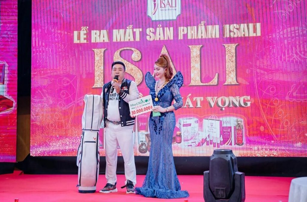 Chủ tịch CLB Gofl Miss U30 Xuân Nam tặng bóng Gofl danh dự cho Hải Yến
