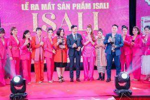 Mở sâm banh chúc mừng lễ ra mắt sản phẩm ISALI