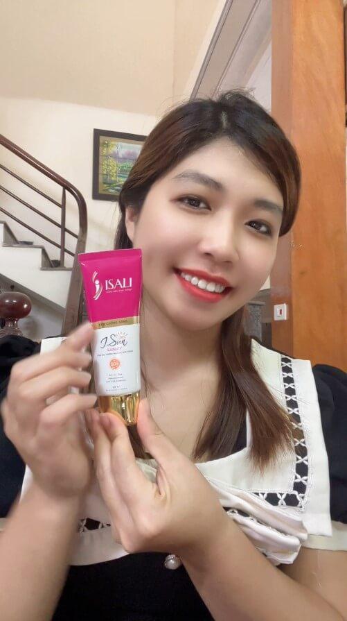 Dương Thị Quỳnh Nga luôn tin dùng Kem Chống Nắng I-Sun Luxury nhà ISALI Dương Thị Quỳnh Nga luôn tin dùng Kem Chống Nắng I-Sun Luxury nhà ISALI