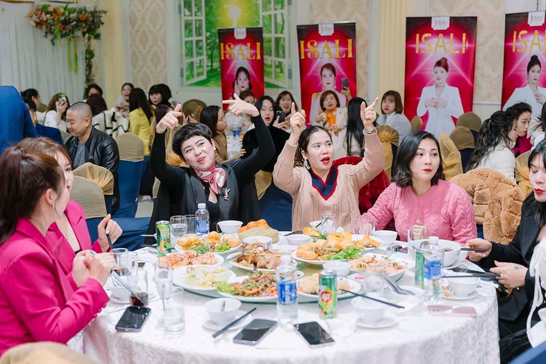 Giáo Trình Kinh Doanh Cùng ISALI: Quy Trình 15 Ngày Ra Đơn CEO Hà Lê tại sự kiện Đại tiệc tri ân ISALI 2023