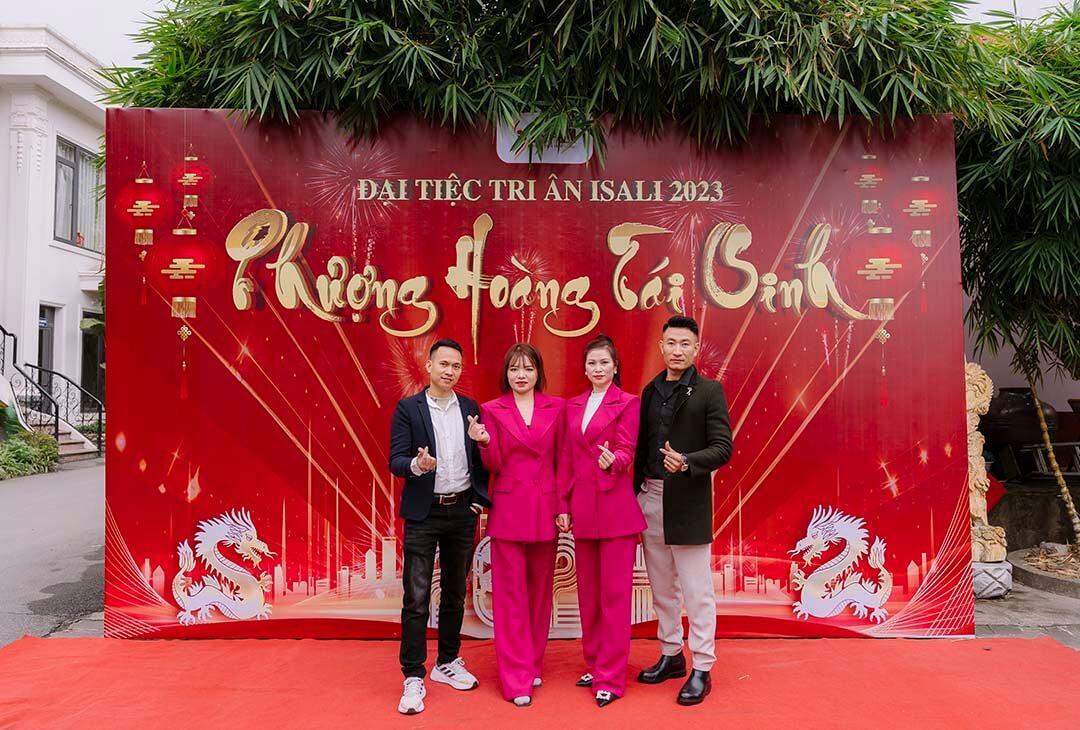Chụp ảnh trước giờ diễn da sự kiện Phượng Hoàng Tái Sinh