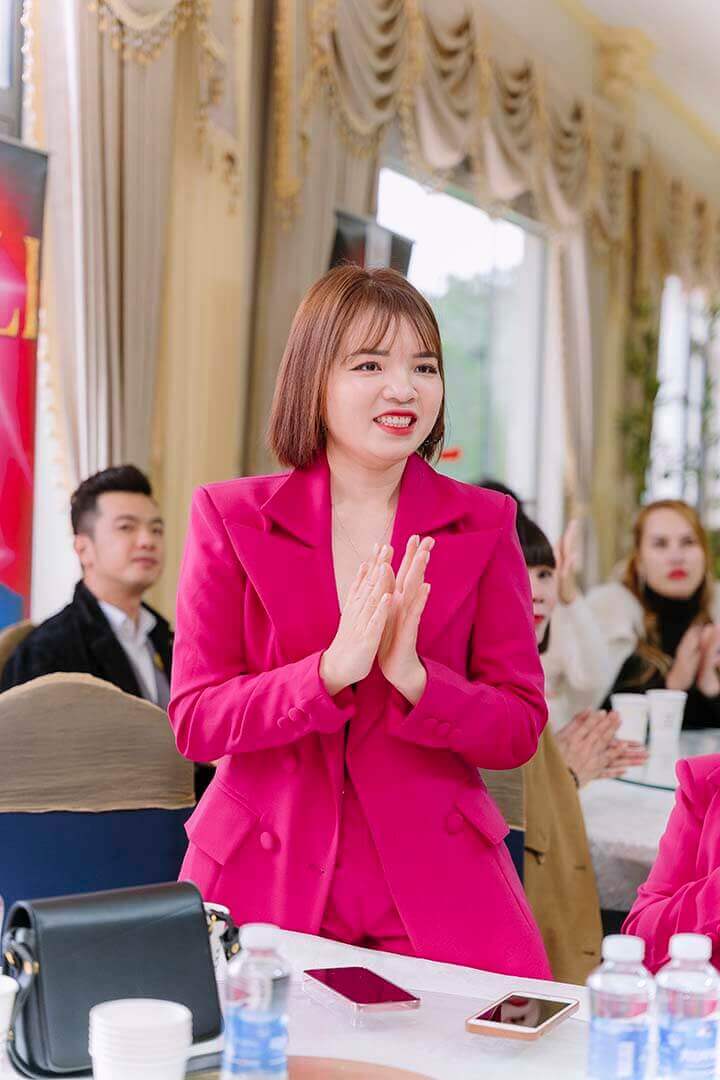 GĐKD Phạm Trang dạng ngời tại sự kiện Phượng Hoàng Tái Sinh ISALI