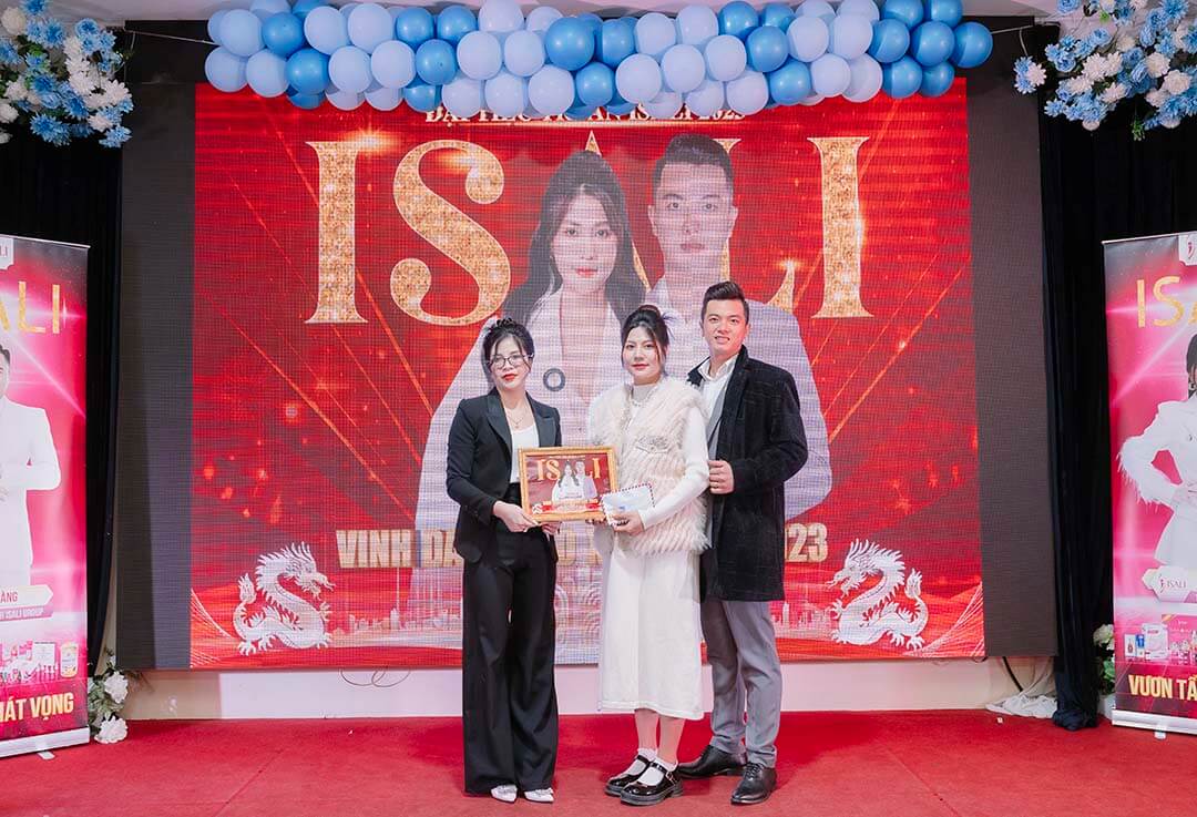Trao quà vinh danh cho Cặp Đôi CEO ISALI Nguyễn Duy - Nguyễn Lam