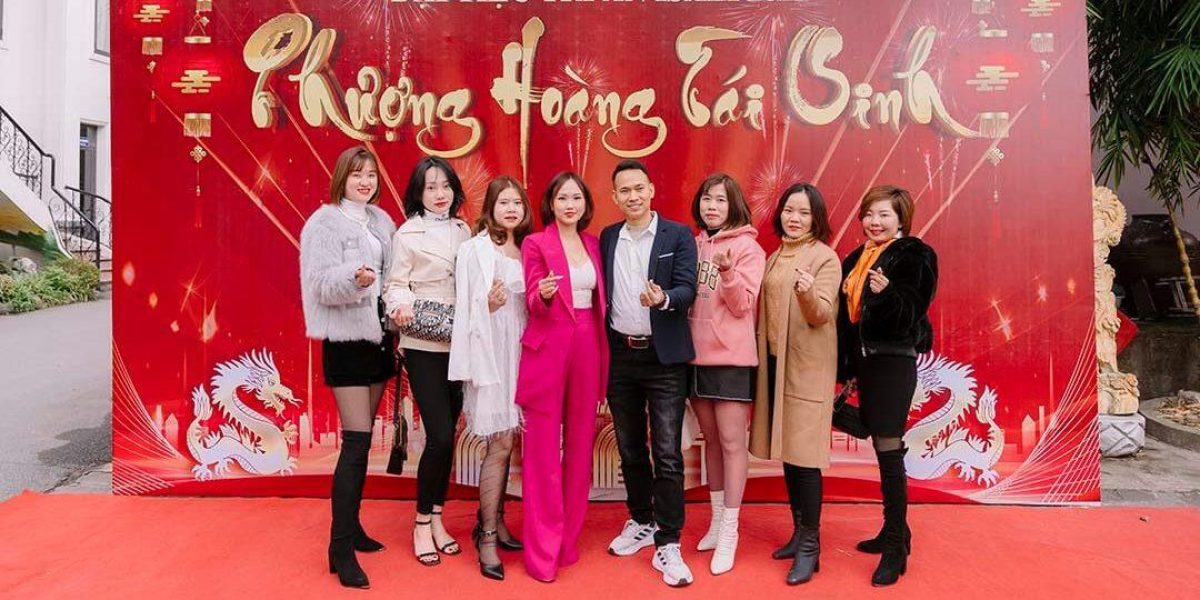 Cặp đôi GĐKD ISALI Tăng Thắng - Khánh Vân chụp ảnh cùng đồng đội