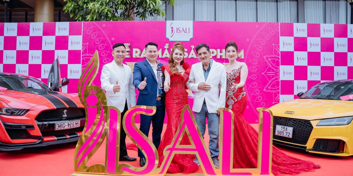 Nữ hoàng thảm đỏ Miss U30 Hải Yến Chụp ảnh bên siêu xe