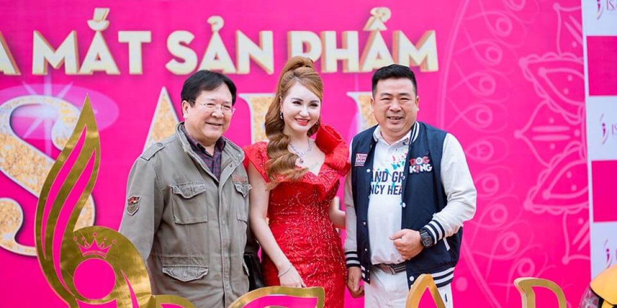 Cựu thứ trưởng Vương Duy Biên chụp ảnh lưu niệm cùng Hoa Hậu Hải Yến