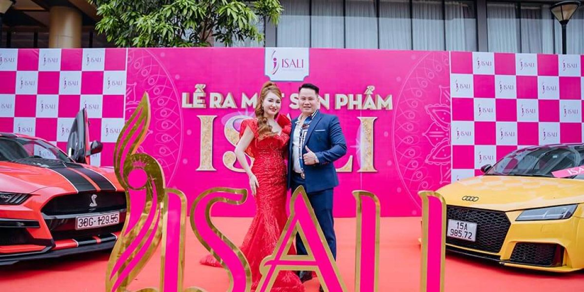 Hải yến cùng Ông Xã chụp ảnh bên siêu xe tại lễ ra mắt thương hiệu ISALI