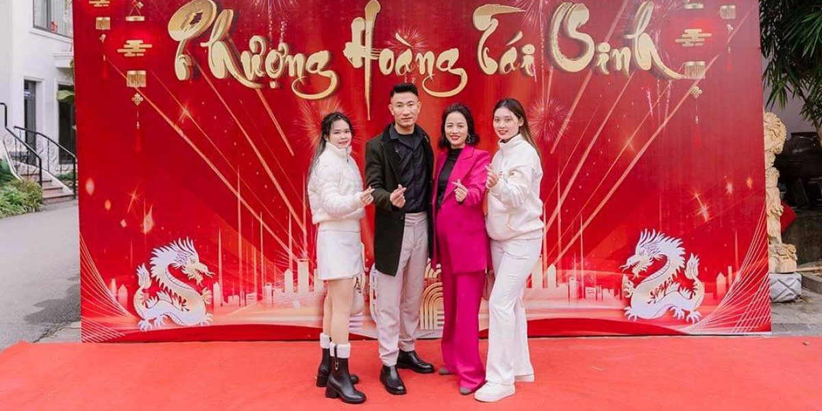 Mạnh Cường - Nguyễn Hồng chụp ảnh cùng đồng đội