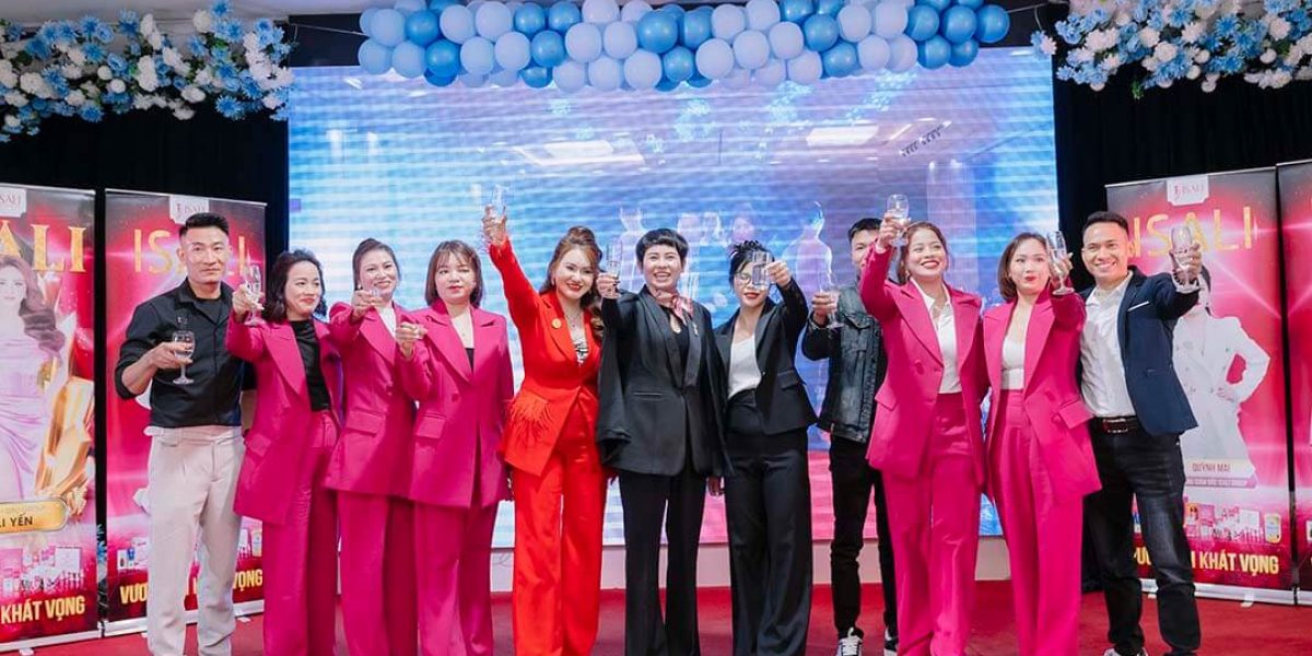 Triệu Ngát và Ban Lãnh Đạo ISALI nâng ly mừng năm mới