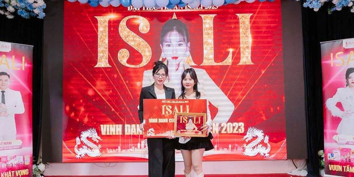 Vinh danh CEO xuất sắc Lê Ngọc tại Phượng Hoàng Tái Sinh - Đại Tiệc Chi Ân ISALI 2023
